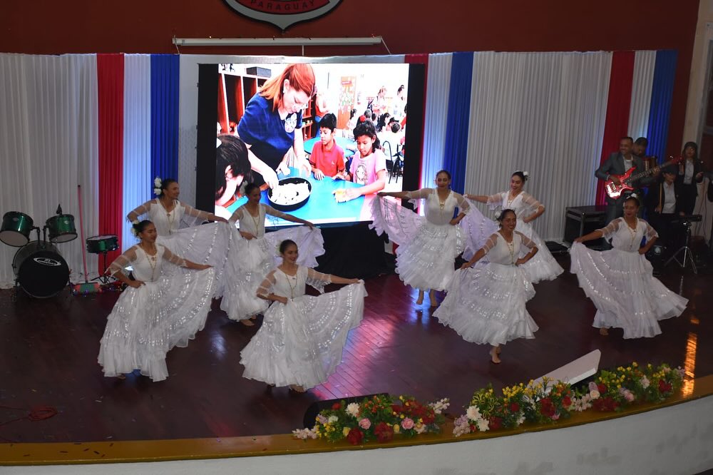 Cadetes y Aspirantes de la Academia Nacional de Policía celebran a las Madres por su día.